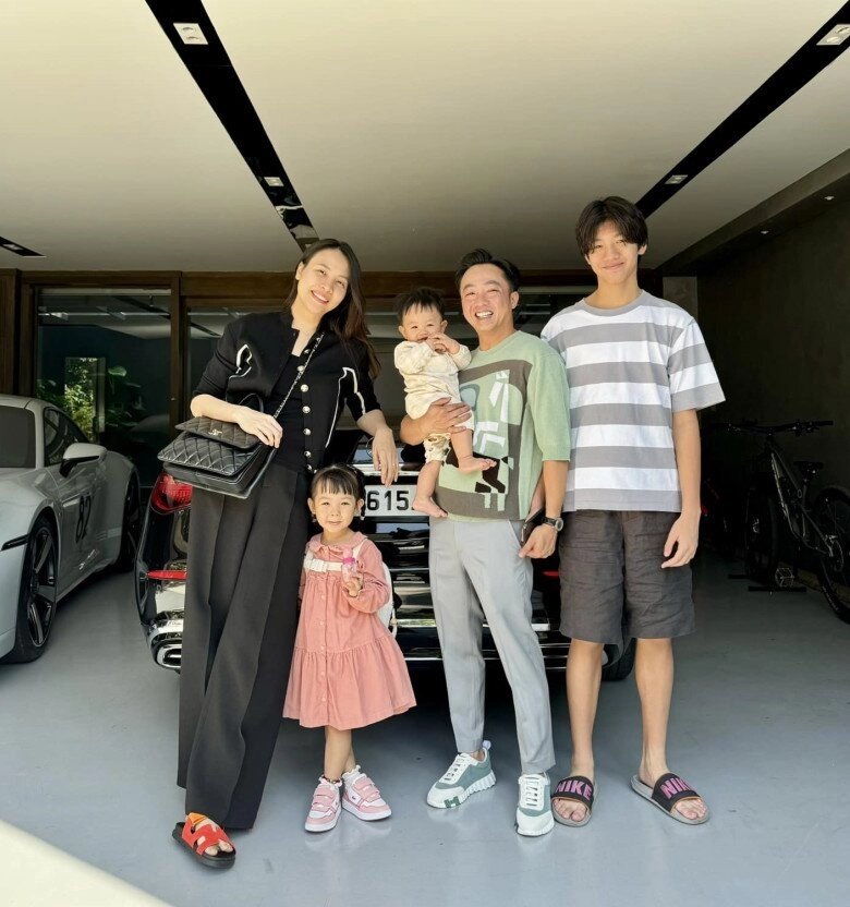 Cường đô la chia sẻ hình ảnh subeo thời còn bám trên lưng bố giờ đã là mỹ nam 15 tuổi cao 1m76 vượt phụ huynh - 8