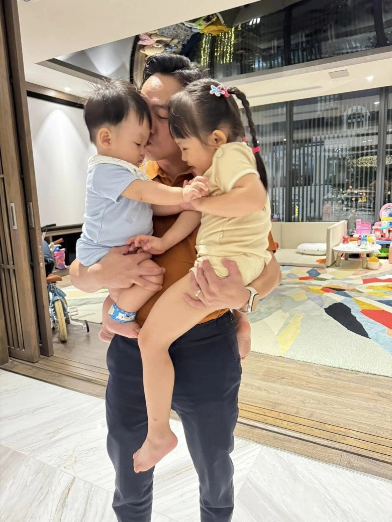 Cường đô la cõng 2 con chạy nhảy trong căn hộ tiền tỷ mới khoe tổ ấm đầy tiếng cười với đàm thu trang - 9