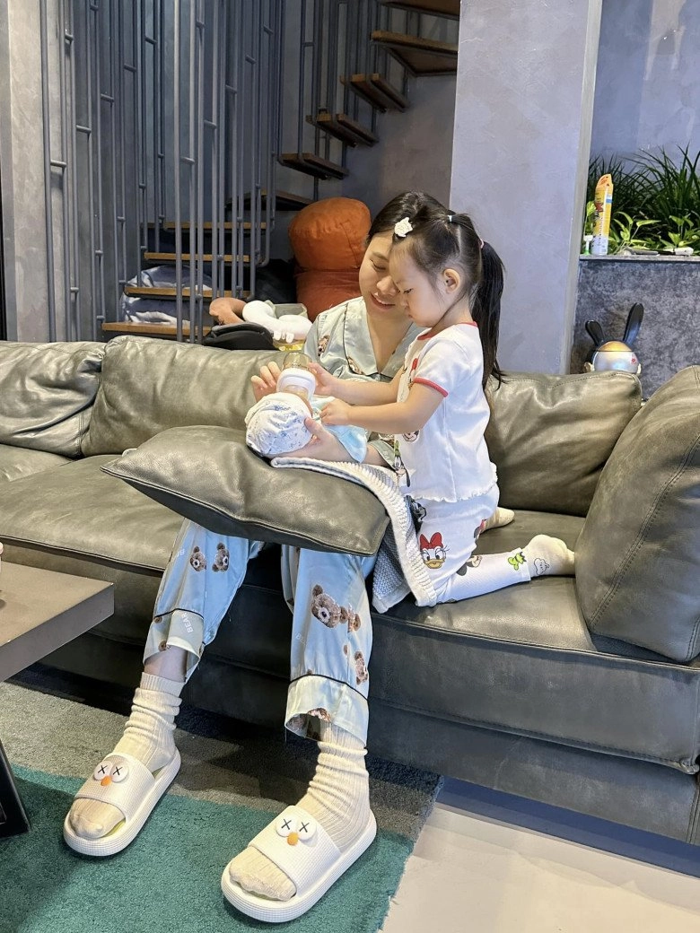 Cường đô la cõng 2 con chạy nhảy trong căn hộ tiền tỷ mới khoe tổ ấm đầy tiếng cười với đàm thu trang - 11