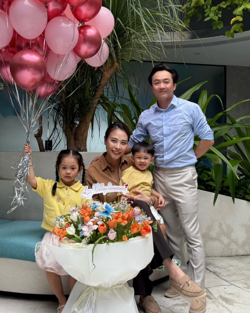 Cường đôla - đàm thu trang thể hiện tình cảm qua giày hiệu - 2