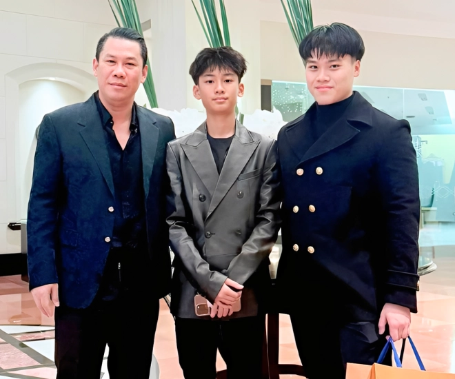 Đại gia đức huy đưa 2 quý tử đi dự tiệc con trai lệ quyên nay cao gần bằng người anh chung nửa huyết thống - 1