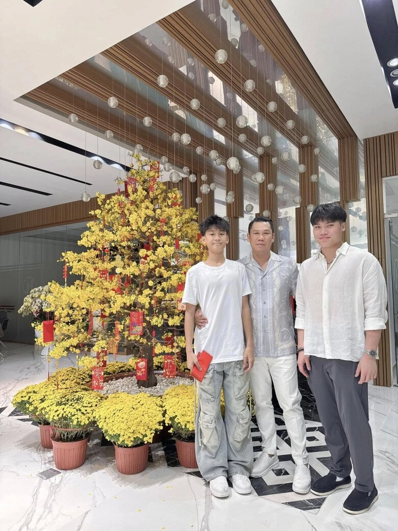 Đại gia đức huy đưa 2 quý tử đi dự tiệc con trai lệ quyên nay cao gần bằng người anh chung nửa huyết thống - 3