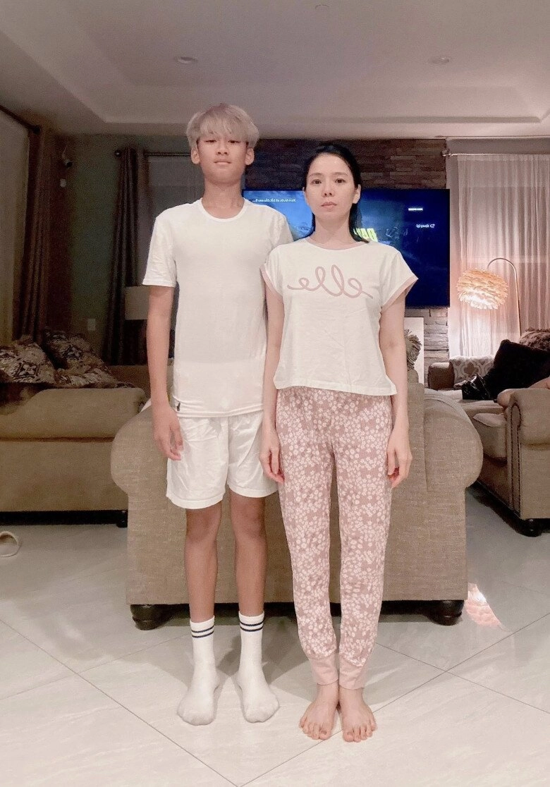 Đại gia đức huy đưa 2 quý tử đi dự tiệc con trai lệ quyên nay cao gần bằng người anh chung nửa huyết thống - 5