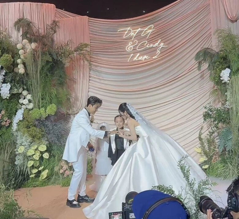 Đám cưới cindy lư - đạt g nghi thức cắt máu gây ngỡ ngàng con riêng của cô dâu trao nhẫn cưới cho bố mẹ - 4