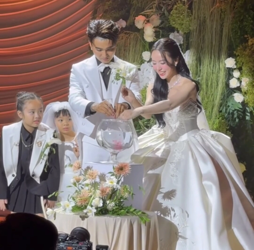 Đám cưới cindy lư - đạt g nghi thức cắt máu gây ngỡ ngàng con riêng của cô dâu trao nhẫn cưới cho bố mẹ - 6