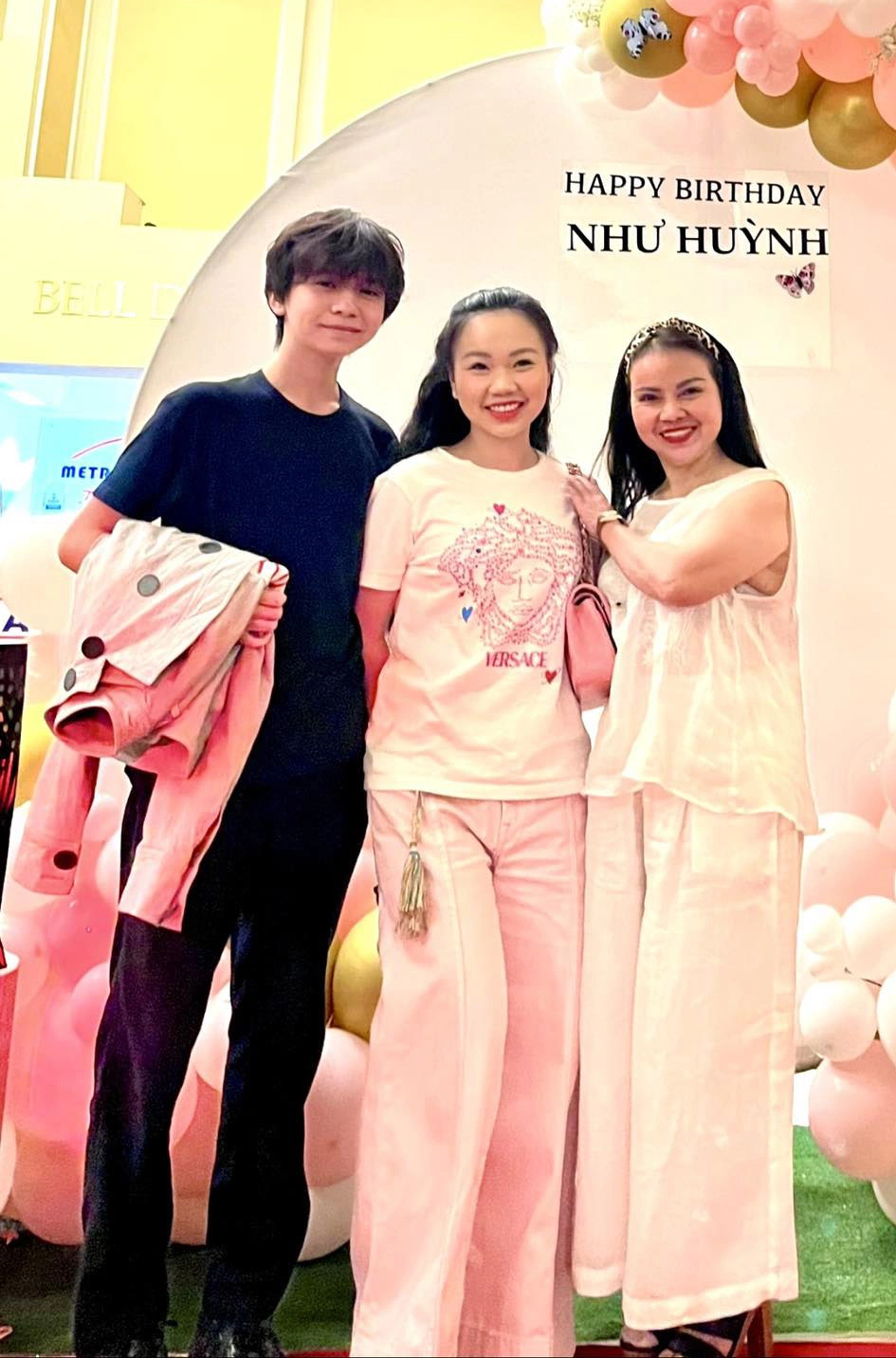 Đàm vĩnh hưng khoe ảnh chụp cùng 3 con chung huyết thống quý tử út ngồi trên núi quà vào dịp sinh nhật - 7
