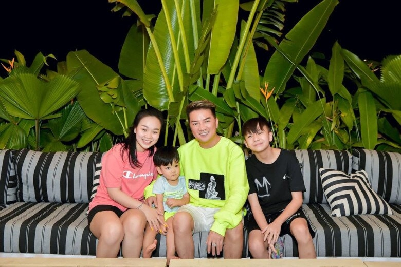 Đàm vĩnh hưng khoe ảnh chụp cùng 3 con chung huyết thống quý tử út ngồi trên núi quà vào dịp sinh nhật - 9