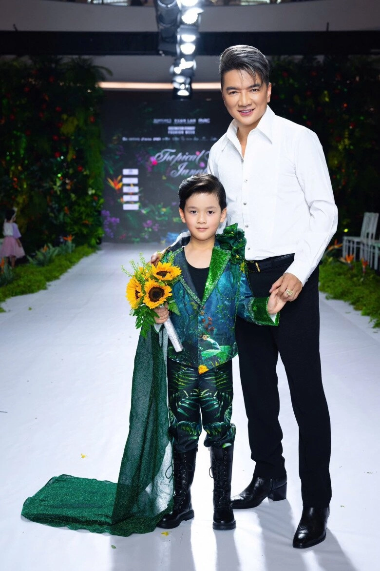 Đàm vĩnh hưng khoe ảnh chụp cùng 3 con chung huyết thống quý tử út ngồi trên núi quà vào dịp sinh nhật - 11