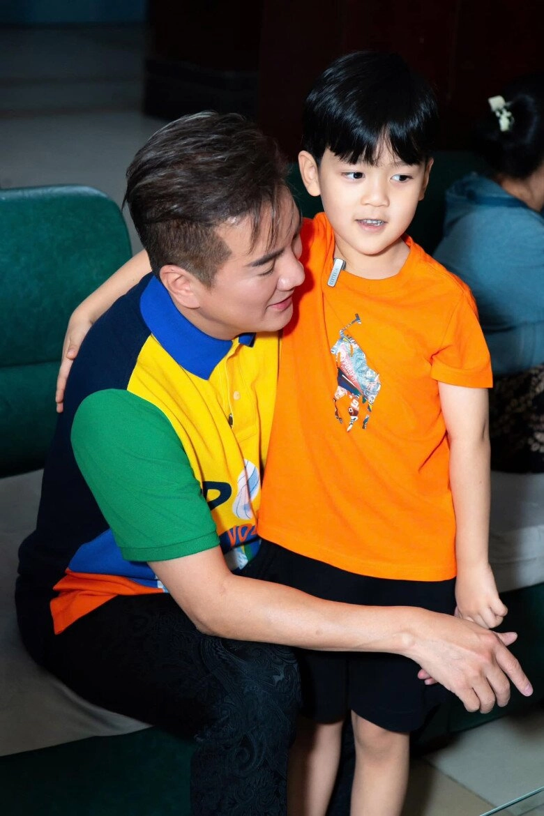 Đàm vĩnh hưng thương con trai thi tốt nghiệp thpt về nhà đóng cửa phòng không ăn cơm - 8
