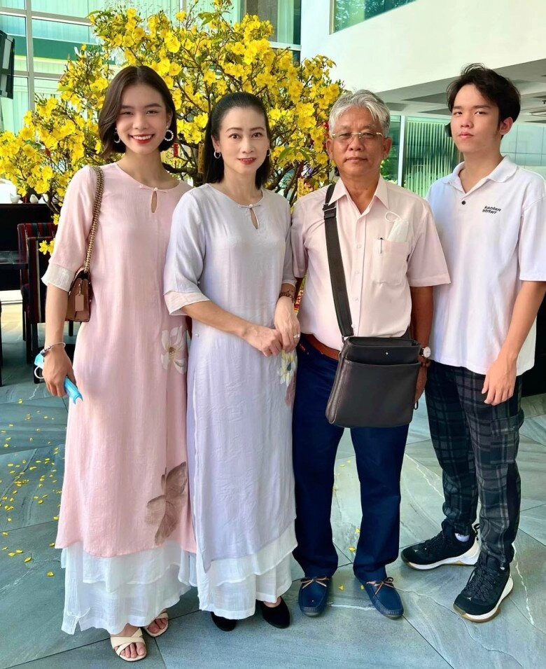Danh tính 6 người mẹ hút triệu view trong tiết mục màu hoa đỏ hầu hết là nsưt hạnh thúy học thạc sĩ ở tuổi u50 - 12