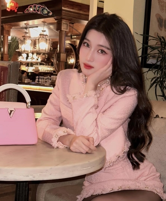 dâu tỷ phú phương nhi xách túi 50 triệu đồng trong lần hiếm hoi lộ diện - 3