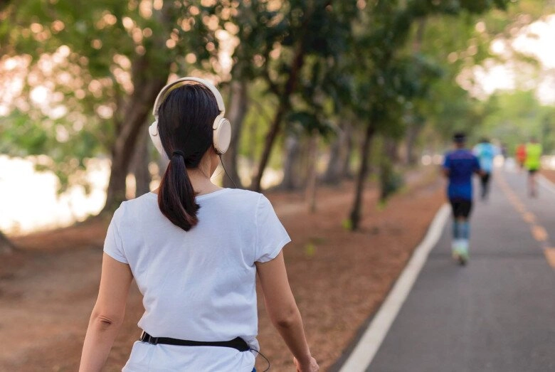 Đi bộ sáng hay tối giúp giảm cân hiệu quả hơn bất ngờ với thời điểm vàng giúp đốt mỡ nhanh và giữ dáng bền lâu - 4