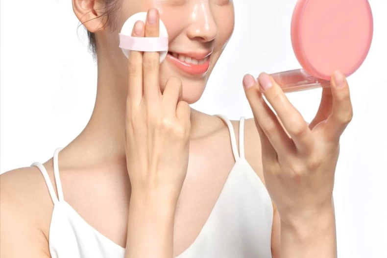 Đi làm đầu năm chị em trang điểm kiểu chữ v giúp mặt nhỏ lại trông trẻ ra 5 tuổi khiến đồng nghiệp ghen tị - 1
