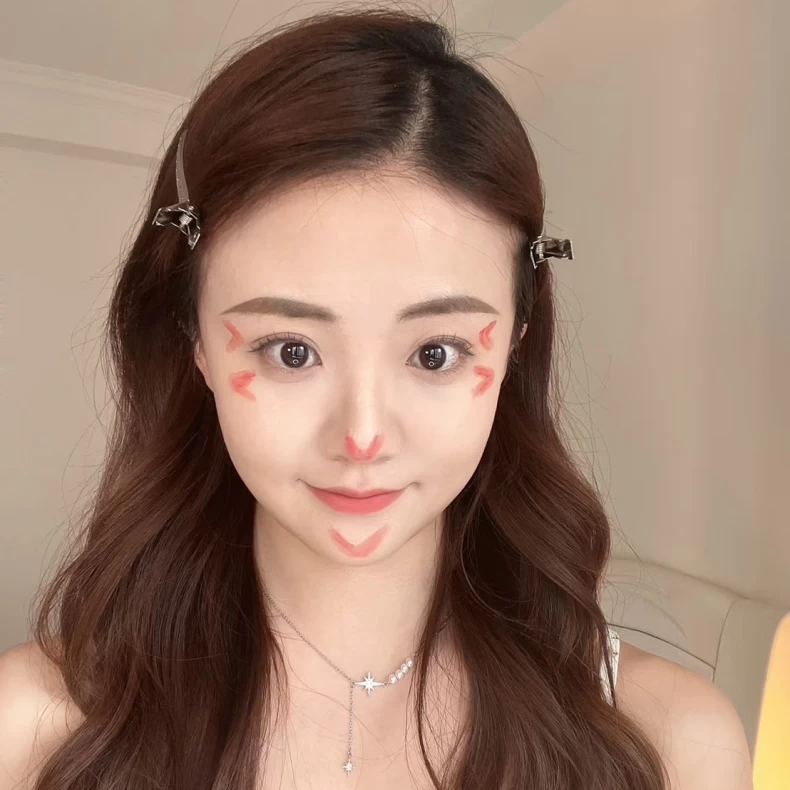 Đi làm đầu năm chị em trang điểm kiểu chữ v giúp mặt nhỏ lại trông trẻ ra 5 tuổi khiến đồng nghiệp ghen tị - 2