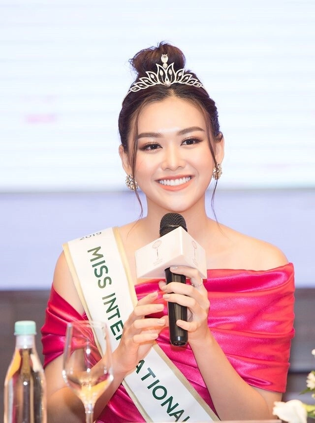 Điểm danh những nàng hậu có nhan sắc ngọc ngà kiêu sa chọn lấy chồng ở tuổi đẹp nhất đời con gái - 1