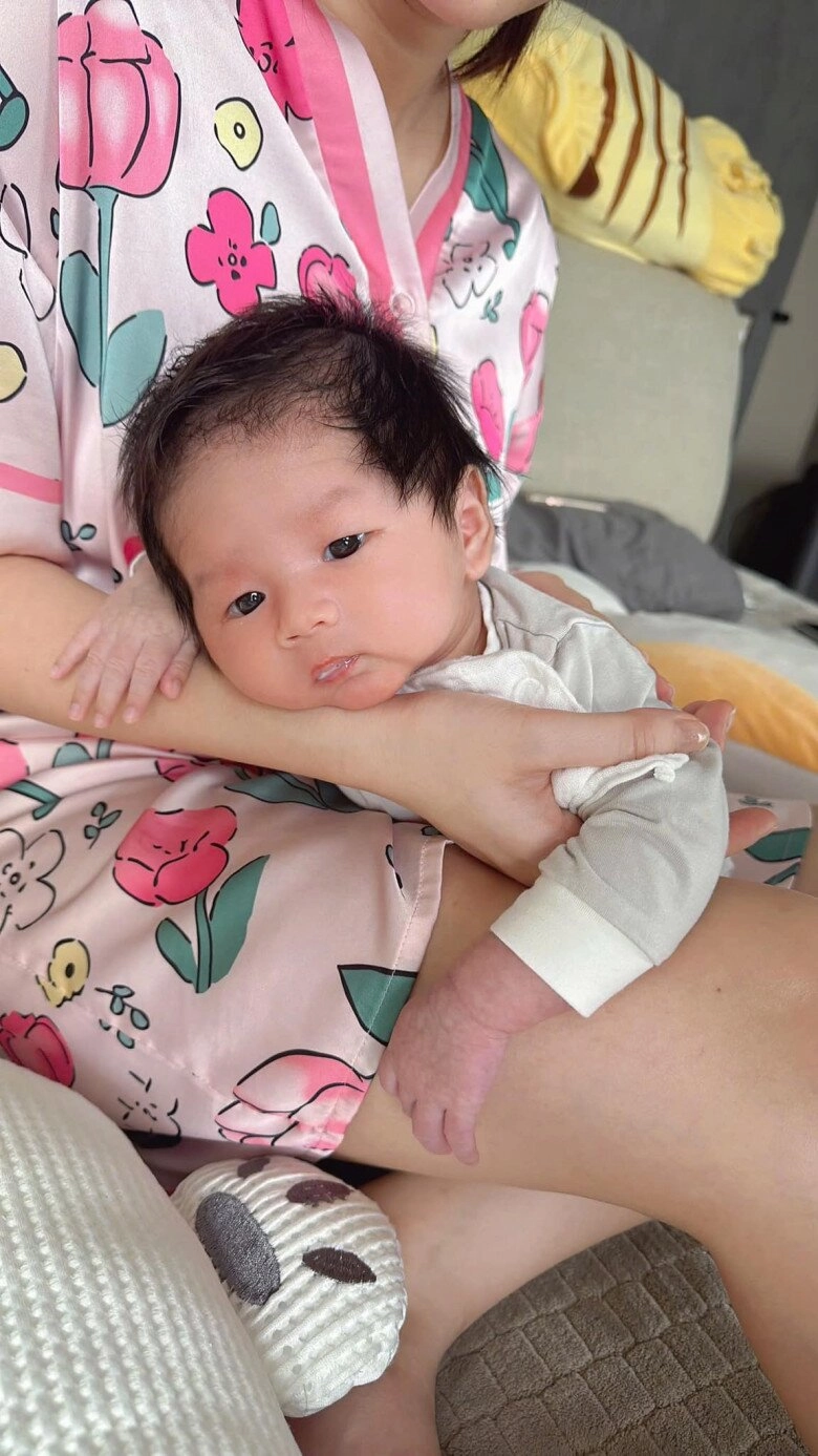Diễn viên hương giang nói gặm nhấm tổn thương sau 1 tháng sinh con cho bạn trai em bé 2 quốc tịch rõ đáng yêu - 2