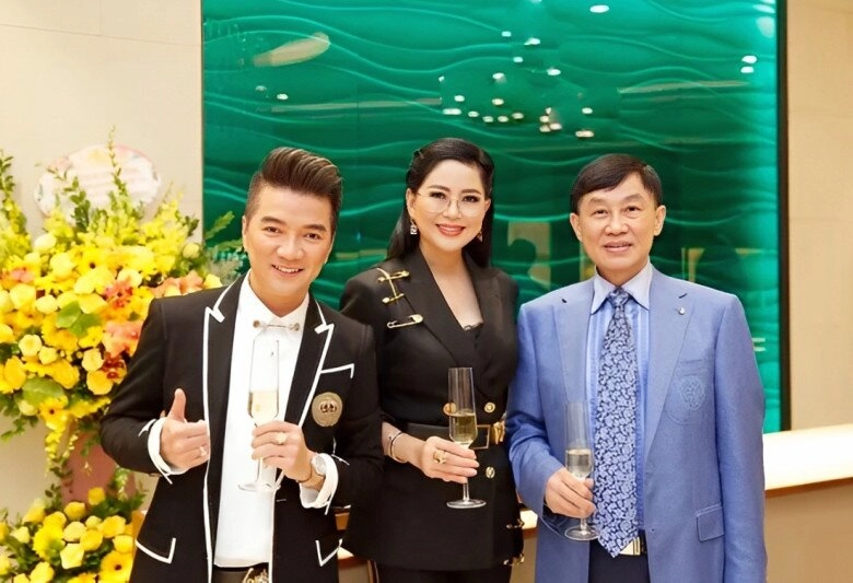 Diễn viên thuỷ tiên đẹp quý phái bên bố chồng tăng thanh hà vua hàng hiệu chăm tháp tùng vợ từ ngày nghỉ hưu - 4