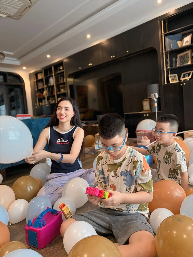 Đinh ngọc diệp làm vợ việt kiều trăm tỷ nhưng vẫn sống tiết kiệm sinh nhật con tự tay làm tiệc chỉ 1 triệu đồng - 2