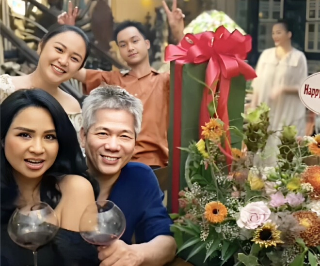 Diva thanh lam khoe ảnh đón tuổi mới bên con riêng và chồng bác sĩ nhạc sĩ quốc trung bình luận chúc mừng - 1