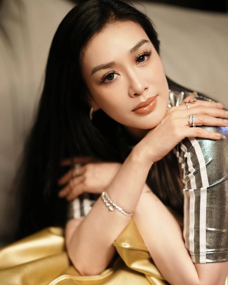 Đọ dáng với ba cô con gái xinh đẹp mỹ nhân gốc việt gợi cảm nhất châu á trẻ trung ngỡ ngàng ở tuổi 54 - 10