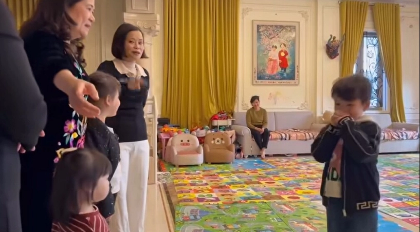 Đỗ mỹ linh bất ngờ được một bé trai gọi bằng mẹ nhóc tì là cục vàng của nhà bầu hiển vẻ ngoài tuấn tú - 3