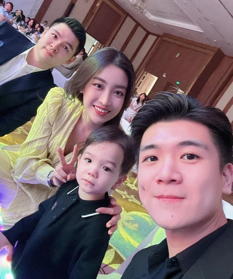 Đỗ mỹ linh bất ngờ được một bé trai gọi bằng mẹ nhóc tì là cục vàng của nhà bầu hiển vẻ ngoài tuấn tú - 6