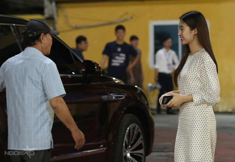 Đỗ mỹ linh cùng chồng lên xe sang 20 tỷ đồng rời sân hàng đẫy - 2