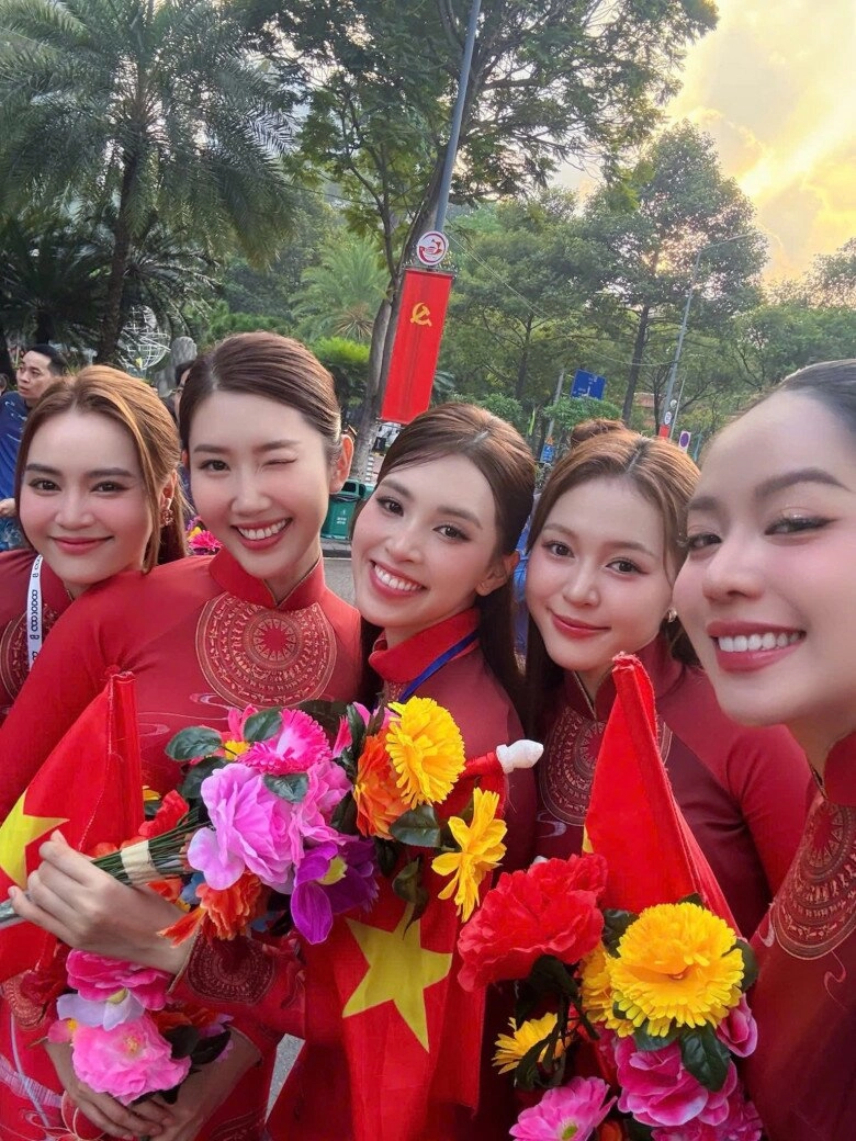 Đọ nhan sắc 3 nàng hậu xuất hiện trong lễ diễu binh không mặt hoa da phấn vẫn xao xuyến lòng người - 1