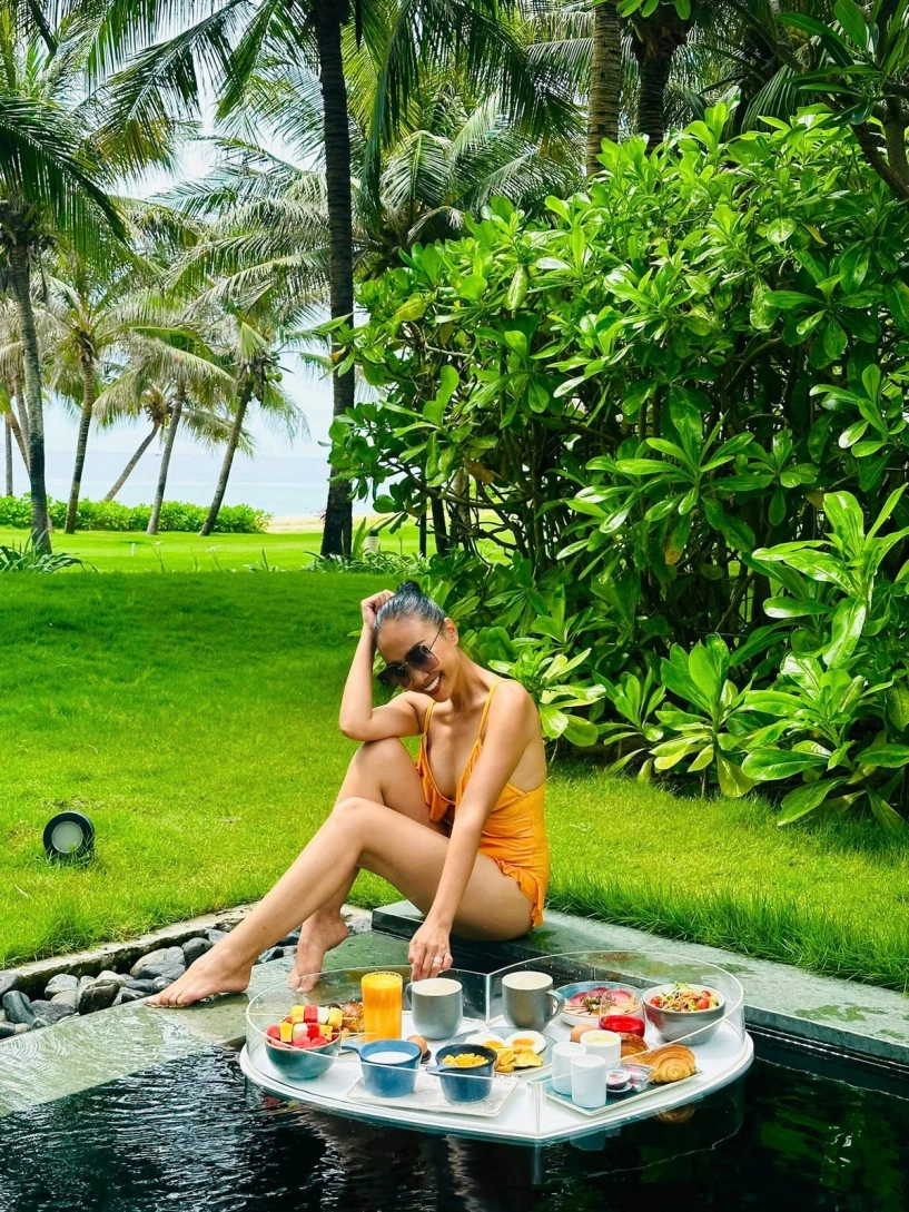 Đoan trang thả dáng ở cam ranh diện bikini tôn da nâu cực cháy - 1