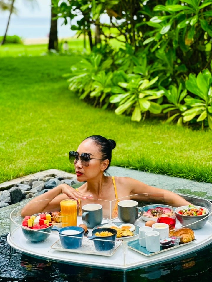 Đoan trang thả dáng ở cam ranh diện bikini tôn da nâu cực cháy - 4