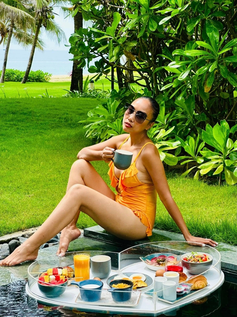 Đoan trang thả dáng ở cam ranh diện bikini tôn da nâu cực cháy - 5
