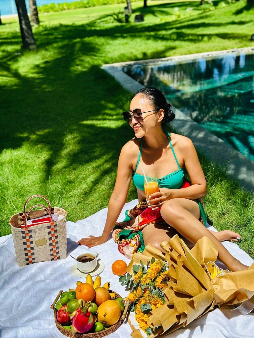 Đoan trang thả dáng ở cam ranh diện bikini tôn da nâu cực cháy - 8