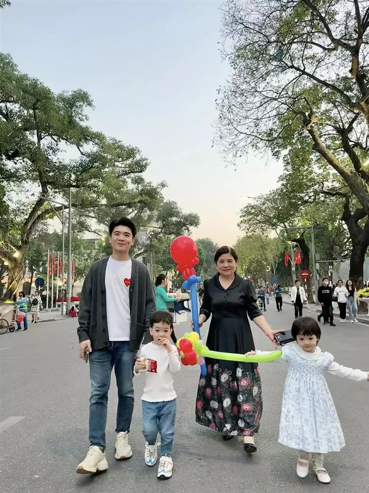 Sao việt 24h 2 cháu song sinh nhà bầu hiển đi xem phim cùng bà nội và bố ngoại hình được khen sao y bản chính - 4