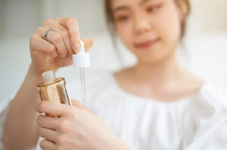 Đừng thoa tinh chất dưỡng da trực tiếp lên mặt các thẩm mỹ viện hàn làm thế này giúp trắng da xóa nhăn - 1