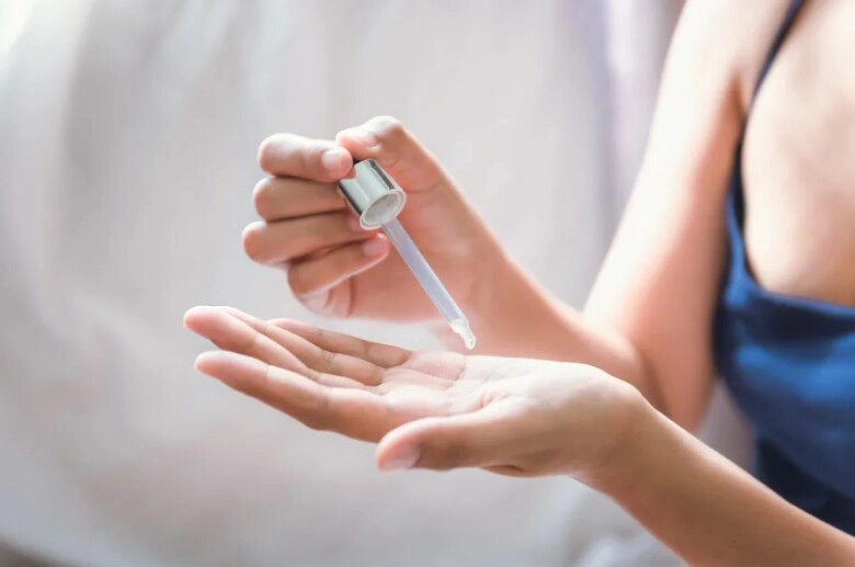 Đừng thoa tinh chất dưỡng da trực tiếp lên mặt các thẩm mỹ viện hàn làm thế này giúp trắng da xóa nhăn - 2