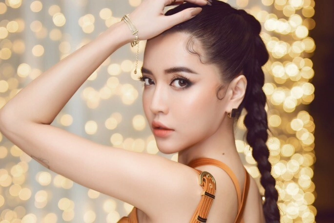 em xinh từ nhân viên ngân hàng thành phú bà ở nơi đắt đỏ có tài lẻ khiến hồng hài nhi mê mệt - 1