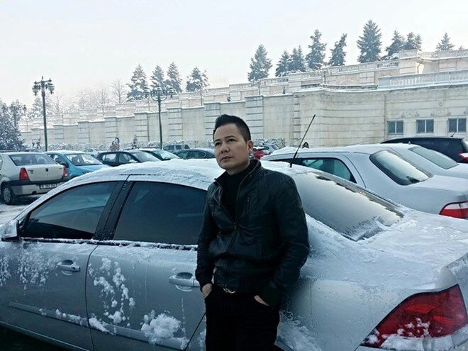 Gã môi giới trong quỳnh búp bê có bố ruột là ông đầu bạc đáng kính làng phim nhìn không ai nghĩ là cha con - 7