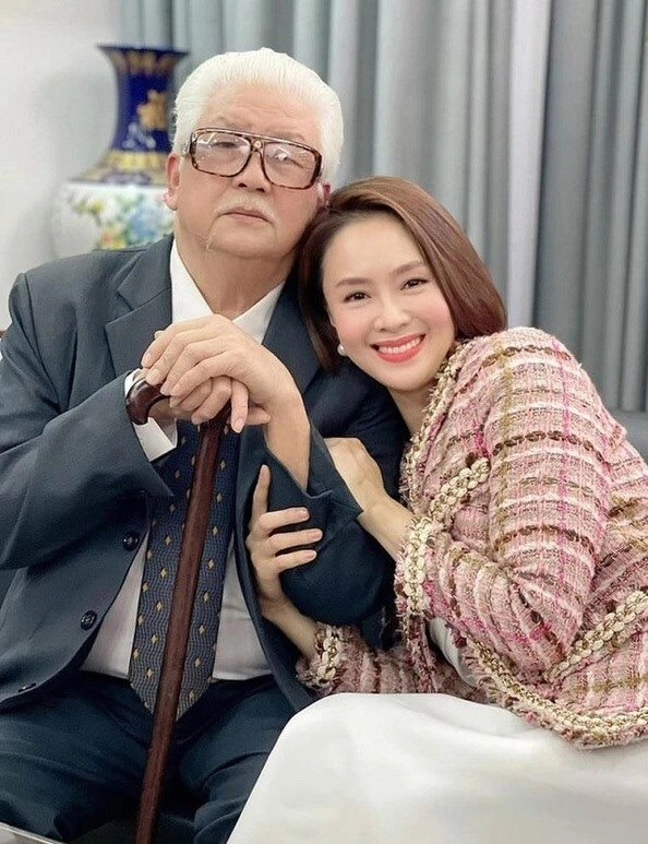 Gã môi giới trong quỳnh búp bê có bố ruột là ông đầu bạc đáng kính làng phim nhìn không ai nghĩ là cha con - 9