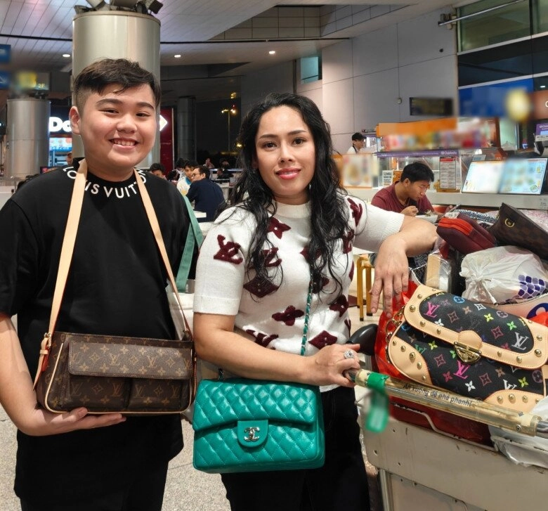 Gia đình chồng hhen niê đi du lịch châu âu mang theo cả bát nhựa gây chú ý với loạt đồ hiệu đắt đỏ ở sân bay - 3