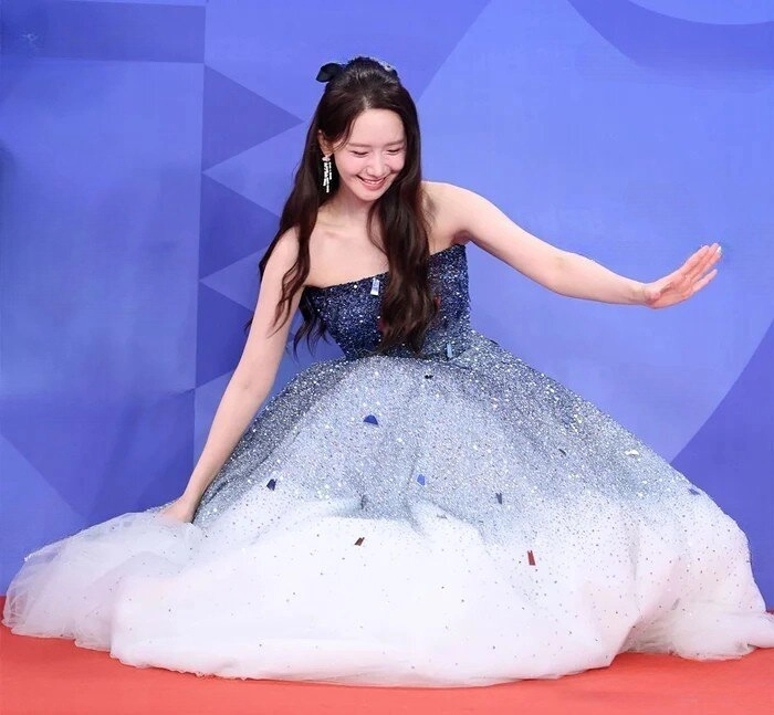 Giải rồng xanh 2025 yoona vấp ngã đậm chất công chúa 1 ngôi sao ngượng đỏ mặt vì nhận nhầm cúp - 4