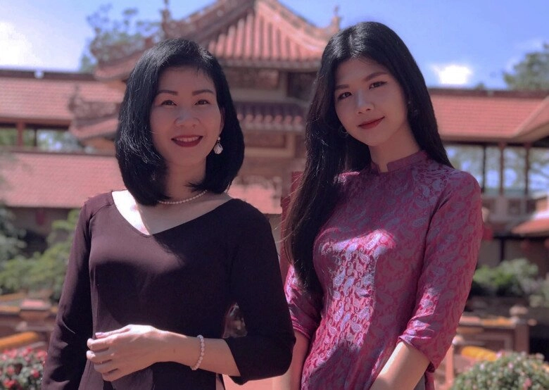 Giao diện như đúc cùng một khuôn của hai mẹ con thí sinh hoa hậu việt nam khiến dân mạng trầm trồ - 4