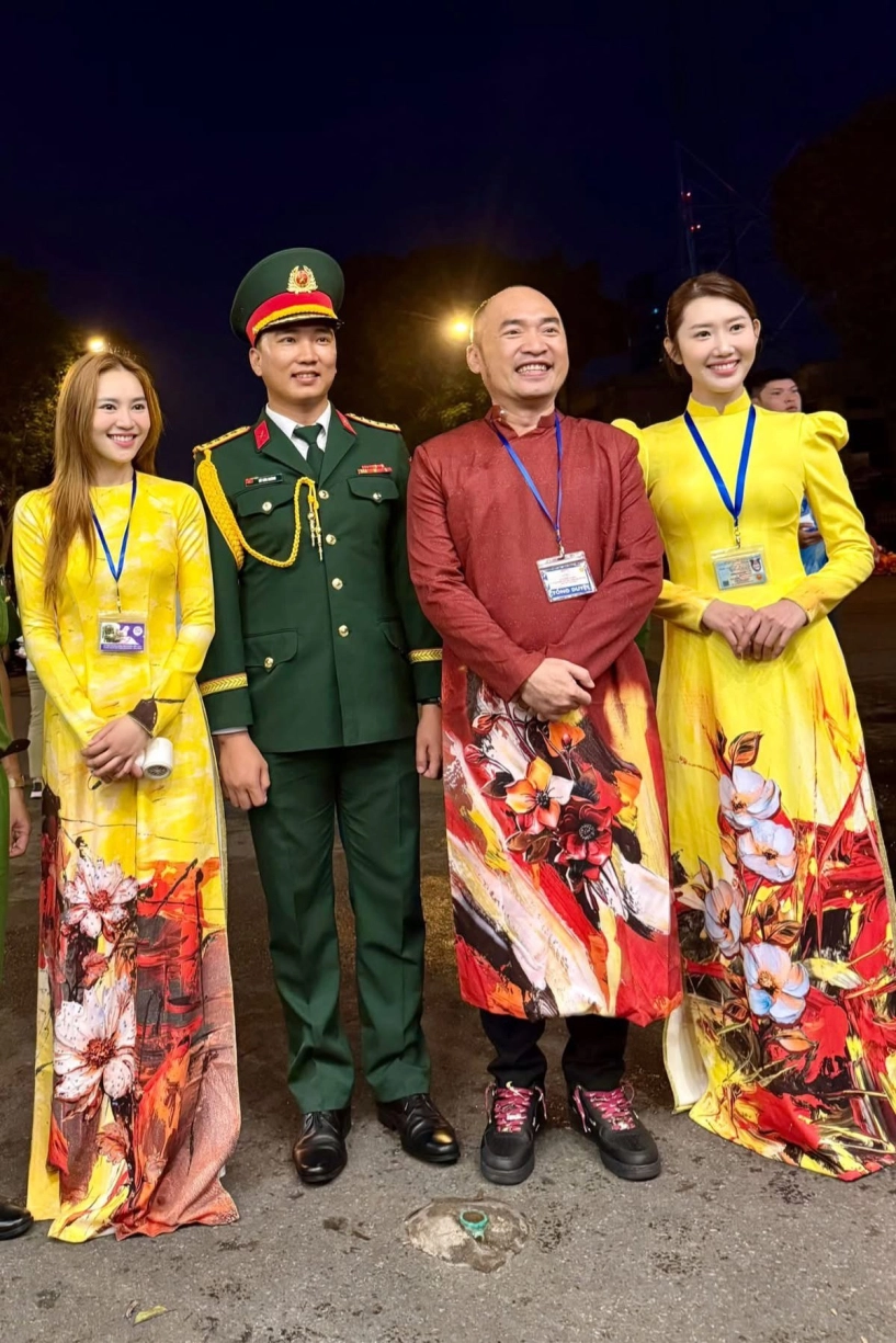 Giới nghệ sĩ kê bạt ngủ trên phố xuyên đêm chờ xem tổng duyệt diễu binh - 2