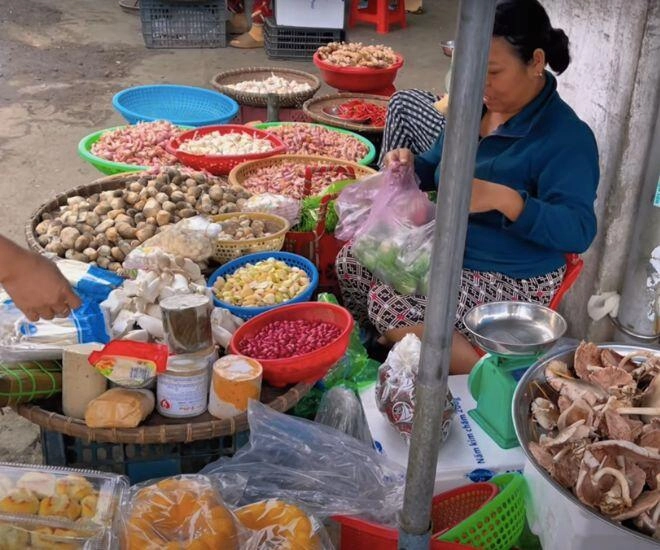 Giữa lòng bình định có khu chợ bán hải sản siêu rẻ tồn tại gần 200 năm vẫn đông khách bậc nhất - 1