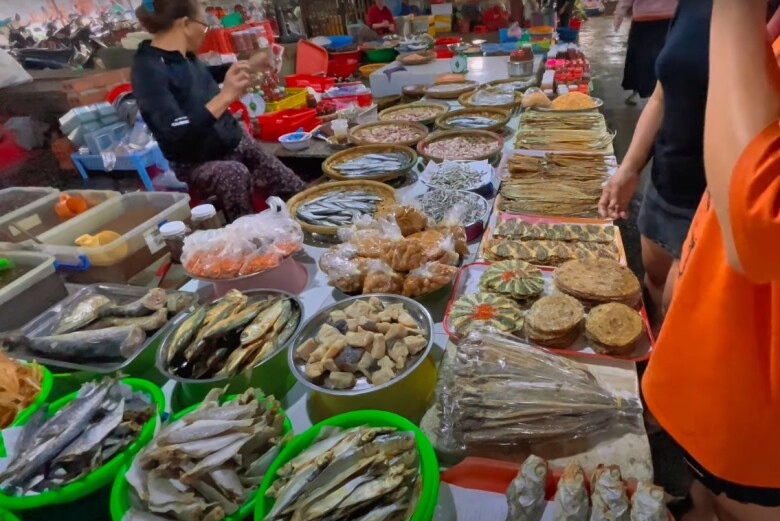 Giữa lòng bình định có khu chợ bán hải sản siêu rẻ tồn tại gần 200 năm vẫn đông khách bậc nhất - 5