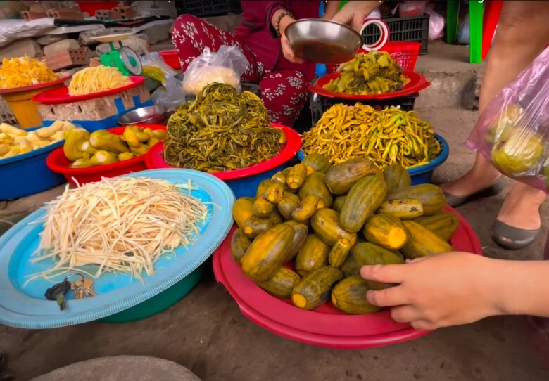 Giữa lòng bình định có khu chợ bán hải sản siêu rẻ tồn tại gần 200 năm vẫn đông khách bậc nhất - 7