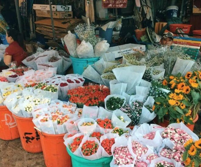 Giữa lòng sài gòn có khu chợ đặc biệt vừa là thiên đường ẩm thực của giới trẻ vừa bán một sản phẩm đặc biệt khác - 1