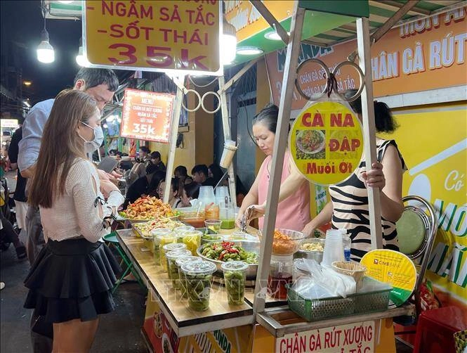 Giữa lòng sài gòn có khu chợ đặc biệt vừa là thiên đường ẩm thực của giới trẻ vừa bán một sản phẩm đặc biệt khác - 3