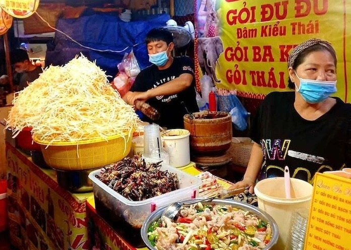 Giữa lòng sài gòn có khu chợ đặc biệt vừa là thiên đường ẩm thực của giới trẻ vừa bán một sản phẩm đặc biệt khác - 5