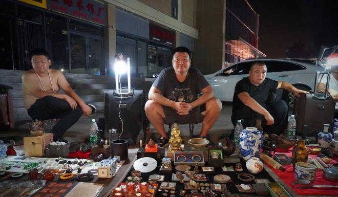 Giữa lòng thành phố hiện đại bậc nhất thế giới sót lại một khu chợ ma khách phải mua bán trong đêm tối - 2
