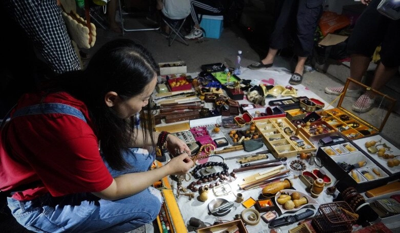 Giữa lòng thành phố hiện đại bậc nhất thế giới sót lại một khu chợ ma khách phải mua bán trong đêm tối - 4